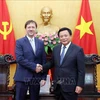 El director de la Academia Nacional de Política Ho Chi Minh y presidente del Consejo Teórico Central, Nguyen Xuan Thang,y el embajador de Hungría, Baloghdi Tibor (Fuente:VNA)