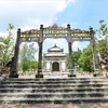 Visitan tumba del rey Dong Khanh