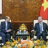 El presidente vietnamita, To Lam, y el embajador indio en Vietnam, Sandeep Arya (Fuente: VNA)