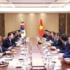 En la reunión entre el primer ministro Pham Minh Chinh y el presidente surcoreano, Yoon Suk Yeol, el 2 de julio.(Fuente: VNA)