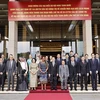 El presidente de la Asamblea Nacional de Vietnam, Tran Thanh Man, y los delegados. (Fuente: VNA)