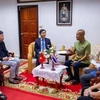 El embajador de Vietnam en Tailandia, Pham Viet Hung, y los gobernadores de la provincia de Trat. (Fuente: Embajada de Vietnam en Tailandia)