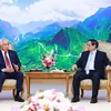 El primer ministro de Vietnam, Pham Minh Chinh, recibe al ministro de Estado para los Asuntos Exteriores de Qatar, Soltan bin Saad Al-Muraikhi. (Fuente: VNA)