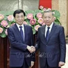 El miembro del Buró Político y presidente de Vietnam, To Lam, recibe al miembro del Comité Permanente del Buró Político del Comité Central del Partido Comunista y presidente del Comité Nacional de la Conferencia Consultiva Política del Pueblo Chino, Wang Huning. (Fuente: VNA)