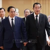 El primer ministro de Vietnam, Pham Minh Chinh, se reúne con el presidente del Partido Popular de Camboya y titular del Senado camboyano, Hun Sen. (Fuente: VNA)
