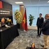 El presidente de la Asamblea General de las Naciones Unidas del 78 periodo de sesiones, Dennis Francis, rinde homenaje al secretario general del Partido Comunista de Vietnam, Nguyen Phu Trong. (Fuente: VNA)