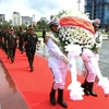 La delegación, encabezada por el secretario de Estado del Ministerio de Defensa de Camboya, general Yun Min, rinde homenaje a los mártires. (Fuente: VNA)