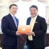 El ministro de Comercio, Phumtham Wechayachai, con el embajador de Kazajistán en Tailandia, Arman Issetov. (Fuente: bangkokpost.com)