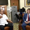 El vicedirector general de la Agencia Vietnamita de Noticias, Nguyen Tuan Hung, se entrevista con el presidente de PL, Luis Enrique González Acosta. (Fuente: VNA)