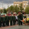 El ministro de Defensa de Vietnam, general Phan Van Giang, coloca una ofrenda floral ante el monumento del Presidente Ho Chi Minh en Moscú. (Fuente: VNA)