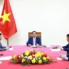 El premier Pham Minh Chinh sostiene llamada telefónica con su homóloga tailandesa, Paetongtarn Shinawatra. (Fuente: VNA)