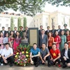 La comunidad vietnamita en Singapur deposita ofrendas florales en la estatua del Presidente Ho Chi Minh. (Fuente: VNA)