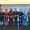 El embajador vietnamita Nguyen Manh Cuong y Farida Akhter, asesora del gobierno interino de Bangladesh, junto con representantes de la ASEAN (Fuente: VNA)