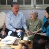 El secretario general del Partido Comunista y presidente de Vietnam, To Lam, visita la esposa del músico Van Cao. (Fuente: VNA)