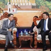 El viceministro de Información, Cultura y Turismo de Laos, Vansy Kuamua, y el presidente de la Asociación de Periodistas de Vietnam (APV), Nguyen Duc Loi. (Fuente: VNA)