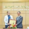 El ministro de Educación y Formación, Nguyen Kim Son, entrega la medalla “Por la causa de la educación” a Rana Flowers, representante de UNICEF en Vietnam. (Fuente: VietnamPlus)