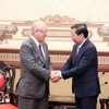 Phan Van Mai, presidente del Comité Popular municipal, con Tsutommu Takebe, asesor especial de la Alianza Parlamentaria de Amistad Japón-Vietnam. (Fuente: VNA)