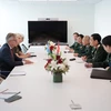 El ministro de Defensa Nacional de Vietnam, general Phan Van Giang, con el subsecretario general de la Organización de las Naciones Unidas (ONU) para las Operaciones de Paz, Jean-Pierre Lacroix. (Fuente: VNA)