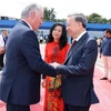 El primer secretario del Comité Central del Partido Comunista de Cuba y presidente del país, Miguel Díaz-Canel Bermúdez, despide al secretario general del Partido Comunista y presidente de Vietnam, To Lam, y su esposa en el Aeropuerto Internacional José Martí en La Habana. (Fuente: VNA)