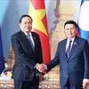 El presidente de la Asamblea Nacional de Laos, Saysomphone Phomvihane, preside la ceremonia de bienvenida a su homólogo vietnamita, Tran Thanh Man. (Fuente: VNA)