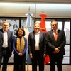 La embajadora vietnamita en Argentina, Ngo Minh Nguyet, y el gobernador de Córdoba, Martín Miguel Llaryora. (Fuente: VNA)