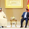 El primer ministro de Vietnam, Pham Minh Chinh, y el titular de Industria y Tecnología Avanzada de EAU, Sultan bin Ahmed Al Jaber. (Fuente: VNA)