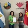 La embajadora vietnamita Ngo Minh Nguyet y la Intendente de la ciudad de Vera, Paura Mitre. (Fuente: VNA)