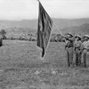 武元甲大将向先进单位授予胡志明主席“决战战胜”旗帜。图自越通社资料图