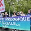 5月4日，200多名法国友人和旅法越南人在巴黎共和广场举行游行，向陈素娥女士起诉案中的陈素娥女士和越南橙剂受害者表示声援。图自越通社 ​
