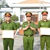 公安部向勇救溺水者的隆安省两名乡级公安战士颁发奖状。图自《隆安报》
