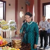 旅居老挝越南人敬香缅怀胡志明主席。图自越通社