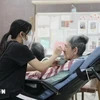 越南护士在埼玉县一福利院照顾老人。图自越通社