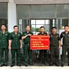奠边省边防部队向老挝边防力量赠送装备和物资。图自越通社