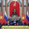 越南国家主席苏林与俄罗斯联邦总统弗拉基米尔·普京见证两国合作文件交接仪式。图自越通社