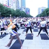 1500人参加在胡志明市举行的第十届国际瑜伽日瑜伽展演活动。图自越通社