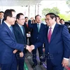 越南政府总理范明政走访三星半导体工厂。图自越通社