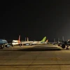 各家航空公司在河内内排机场的飞机。图自越通社