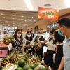 越南新鲜果蔬在永旺超市超市上架。图自越通社