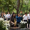 越南国家副主席武氏映春在巴地头顿省昆岛县行阳陵园，向各位英烈和爱国人士进香。图自越通社
