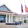 老挝人民革命党中央办公楼下半旗仪式。图自越通社