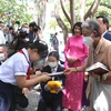 泰国公主玛哈·扎克里·诗琳通向阮必成学校学生赠送纪念品。图自越通社