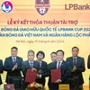 2024年LPBank杯国际足球友谊赛冠名赞助签约发布仪式。图自越通社