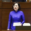 越南国家银行行长阮氏红回答国会代表提出的质询。图自越通社