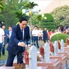 Le Premier ministre Pham Minh Chinh allume de l'encens sur des tombes au Cimetière national des martyrs A1. Photo: VNA