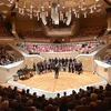 Le chœur de chambre allemand Lichtenberger Piekfeine Töne présente le chant folklorique vietnamien "Beo dat may troi" à la Philharmonie de Berlin. Photo: VNA