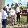 Les dirigeants de la province de Soc Trang vérifient régulièrement l'avancement des projets de construction dans la localité. Photo: baosoctrang.org.vn