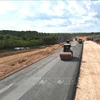 Construction d'une route à Quang Tri. Photo: VNA