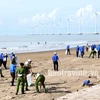 Une campagne de ramassage de déchets à la plage à Tra Vinh. Photo: baotravinh.vn