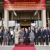Le président de l'Assemblée nationale, Tran Thanh Man (premier rang, 9e à partir de la gauche), et les invités. Photo: VNA
