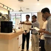 Un robot café est présenté sur un stand en marge de la conférence. Photo : VNA